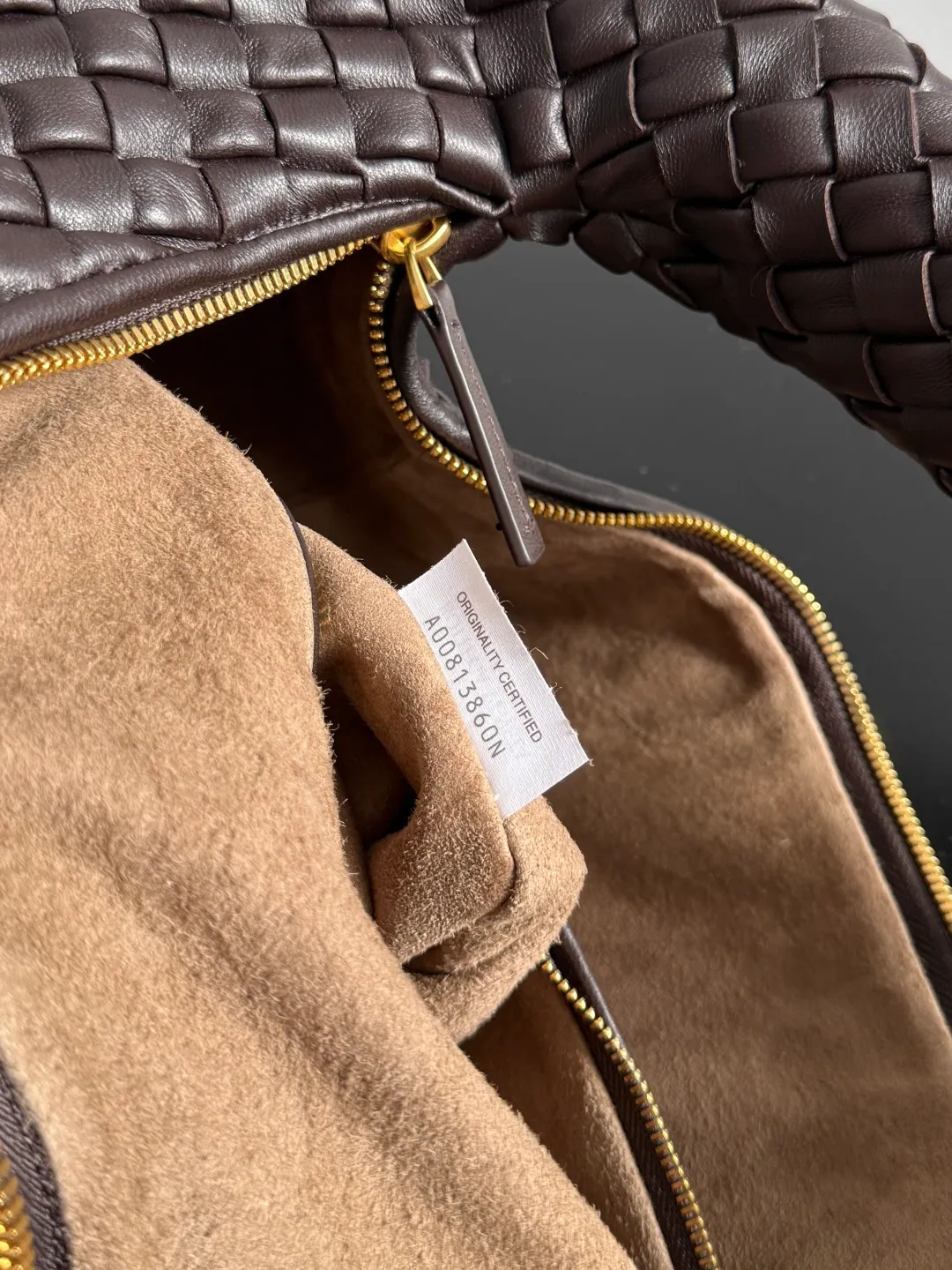 Batch 3260 Bottega Veneta Large Veneta Shoulder Bag Classic Reappearance The classic that has not been seen for many years has returned. Simple and round, soft and tough, it is reinterpreted from the perspective of modern aesthetics. The relaxed expression of the Hobo bag and the casual silhouette can be easily carried whether it is paired with commuting wear or casual style, and it shows an effortless sense of fashion~ Style number: 856739 Size: 59*39*6cm